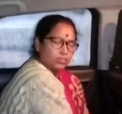 बीजेपी नेत्री कार में शराब पार्टी करते पकड़ी गई, साथ में था दूसरे दल का नेता भी बीजेपी नेत्री कार में शराब पार्टी करते पकड़ी गई, साथ में था दूसरे दल का नेता भी