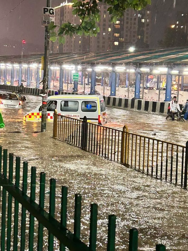 गुरुग्राम में जलभराव से हाहाकार: घर डूबे, होटल फुल, दफ्तरों में फंसे लोग गुरुग्राम में जलभराव से हाहाकार: घर डूबे, होटल फुल, दफ्तरों में फंसे लोग