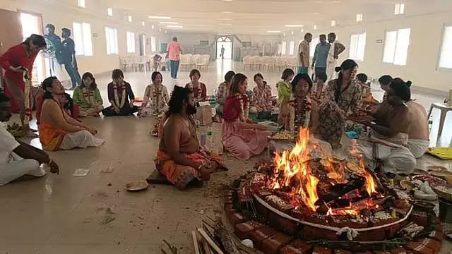 Tamil Nadu: तंजावुर में जापानियों ने किया विशेष यज्ञ Tamil Nadu: तंजावुर में जापानियों ने किया विशेष यज्ञ