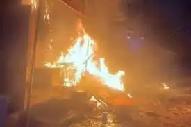 नोएडा: 4 मंजिला इमारत में आग, 100 से ज़्यादा लोगों की सुरक्षित बचाव नोएडा: 4 मंजिला इमारत में आग, 100 से ज़्यादा लोगों की सुरक्षित बचाव