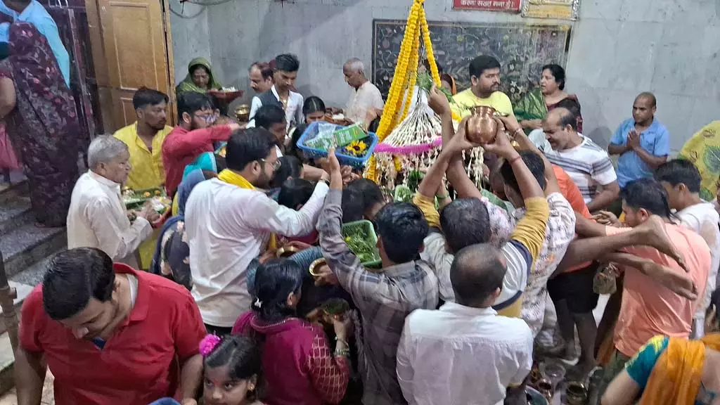 Bihar: सावन के पहले दिन बाबा गरीबनाथ के दर्शन के लिए उमड़े श्रद्धालु Bihar: सावन के पहले दिन बाबा गरीबनाथ के दर्शन के लिए उमड़े श्रद्धालु