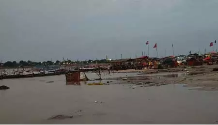 प्रयागराज में गंगा का जलस्तर बढ़ा, श्रद्धालुओं और नाविकों की मुश्किलें बढ़ीं प्रयागराज में गंगा का जलस्तर बढ़ा, श्रद्धालुओं और नाविकों की मुश्किलें बढ़ीं