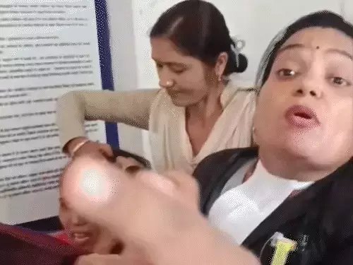 महिला वकील पैसे लेकर नहीं लड़ रही केस, क्लाइंट को पीटा भी महिला वकील पैसे लेकर नहीं लड़ रही केस, क्लाइंट को पीटा भी