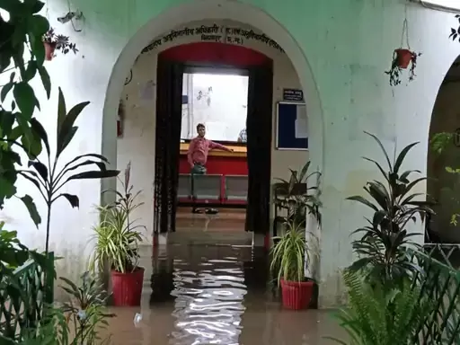 सरकारी दफ्तर और बंगलों में भरा पानी, पंप से निकाला गया सरकारी दफ्तर और बंगलों में भरा पानी, पंप से निकाला गया