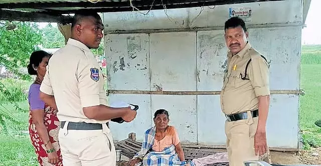 Telangana में सड़क किनारे लावारिस हालत में मिला सत्तर वर्षीय व्यक्ति Telangana में सड़क किनारे लावारिस हालत में मिला सत्तर वर्षीय व्यक्ति