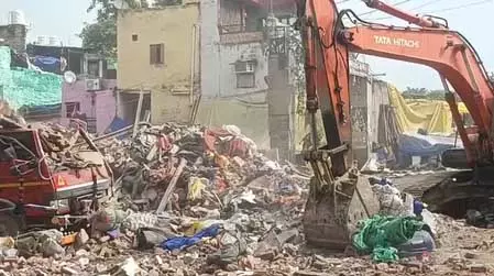 तीन मंजिला इमारत ढही, एक की मौत तीन मंजिला इमारत ढही, एक की मौत