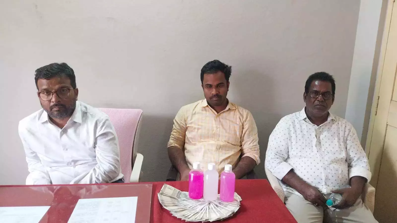 संगारेड्डी के विशेष उप-कलेक्टर, 2 अन्य ACB की गिरफ़्त में संगारेड्डी के विशेष उप-कलेक्टर, 2 अन्य ACB की गिरफ़्त में