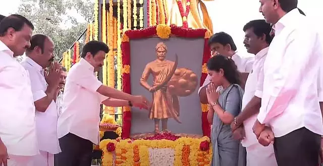 CM ने सुंदर महिला की प्रतिमा पर श्रद्धांजलि अर्पित की CM ने सुंदर महिला की प्रतिमा पर श्रद्धांजलि अर्पित की
