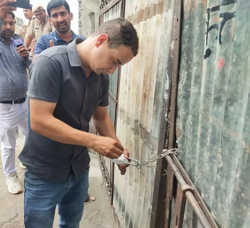 Karnal नगर निगम ने संपत्ति कर का भुगतान न करने पर छह व्यावसायिक इकाइयों को सील किया Karnal नगर निगम ने संपत्ति कर का भुगतान न करने पर छह व्यावसायिक इकाइयों को सील किया