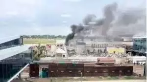 Patna: एयरपोर्ट पर लगी आग, मची अफरा-तफरी Patna: एयरपोर्ट पर लगी आग, मची अफरा-तफरी