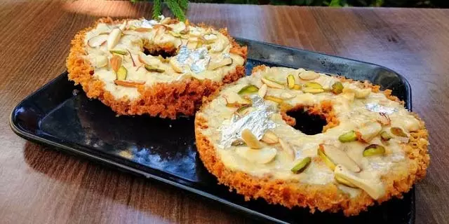 Sawan Special: घेवर की मिठास के साथ करें सावन की शुरुआत, जानें आसान रेसिपी Sawan Special: घेवर की मिठास के साथ करें सावन की शुरुआत, जानें आसान रेसिपी