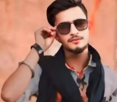 घर के सामने पत्नी काम में थी व्यस्त, कमरे में पति ने लगाई फांसी घर के सामने पत्नी काम में थी व्यस्त, कमरे में पति ने लगाई फांसी