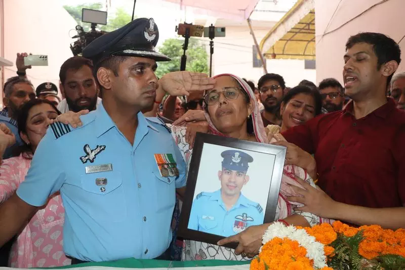 चुरू जेट दुर्घटना में शहीद हुए पायलटों में रोहतक के स्क्वाड्रन लीडर भी शामिल चुरू जेट दुर्घटना में शहीद हुए पायलटों में रोहतक के स्क्वाड्रन लीडर भी शामिल