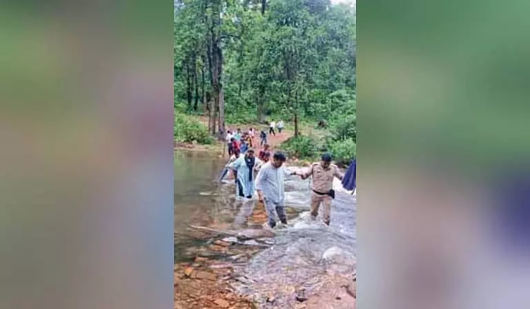 कलेक्टर ने Dhenkanal के दुर्गम ब्लॉक का दौरा किया, सरकारी योजनाओं की समीक्षा की कलेक्टर ने Dhenkanal के दुर्गम ब्लॉक का दौरा किया, सरकारी योजनाओं की समीक्षा की