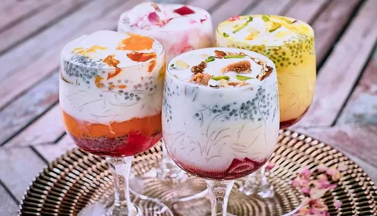 Shahi Falooda: बच्चों के साथ-साथ बड़ों को भी है इसका शौक, घरों में भी मिलता है ये स्ट्रीट फूड Shahi Falooda: बच्चों के साथ-साथ बड़ों को भी है इसका शौक, घरों में भी मिलता है ये स्ट्रीट फूड