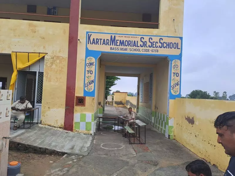 हिसार के एक निजी स्कूल के निदेशक की 12वीं कक्षा के दो छात्रों ने चाकू मारकर हत्या कर दी हिसार के एक निजी स्कूल के निदेशक की 12वीं कक्षा के दो छात्रों ने चाकू मारकर हत्या कर दी