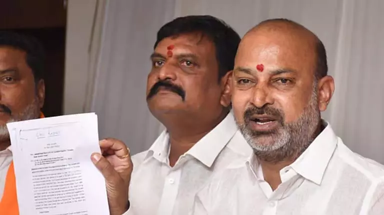 केंद्रीय मंत्री बंदी संजय कुमार ने TTD पर 1,000 गैर-हिंदुओं को नौकरी देने का आरोप लगाया केंद्रीय मंत्री बंदी संजय कुमार ने TTD पर 1,000 गैर-हिंदुओं को नौकरी देने का आरोप लगाया