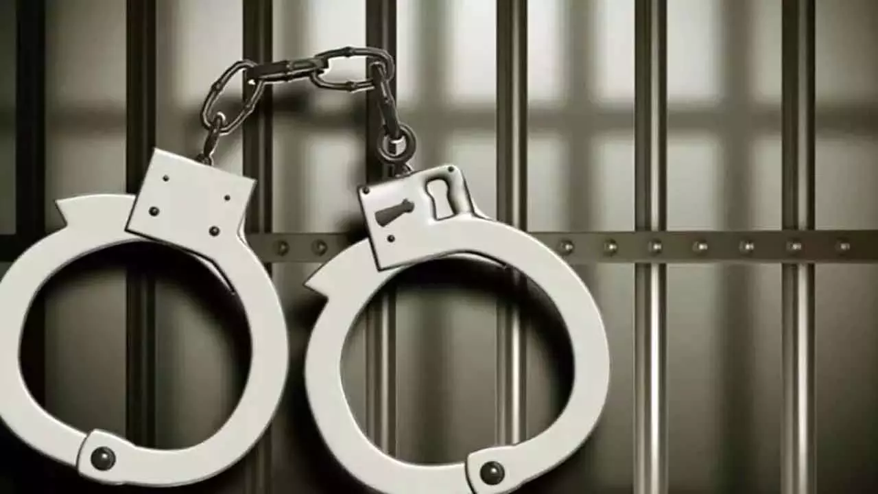 अश्लील वीडियो पोस्ट करने के आरोप में व्यक्ति गिरफ्तार, COM ने कड़ी कार्रवाई की चेतावनी दी अश्लील वीडियो पोस्ट करने के आरोप में व्यक्ति गिरफ्तार, COM ने कड़ी कार्रवाई की चेतावनी दी