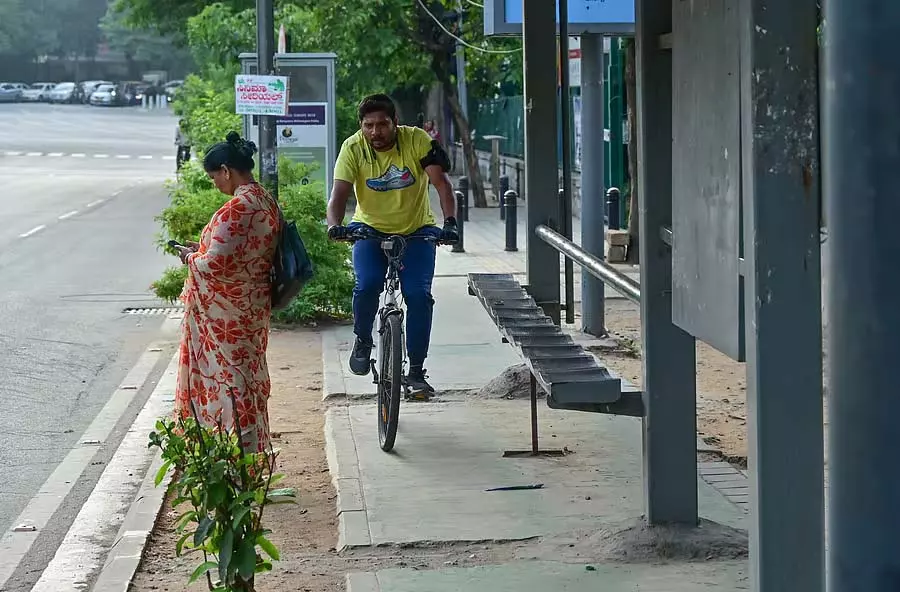 साइकिल पथ की अव्यवस्था: साइकिल सवार परेशान साइकिल पथ की अव्यवस्था: साइकिल सवार परेशान