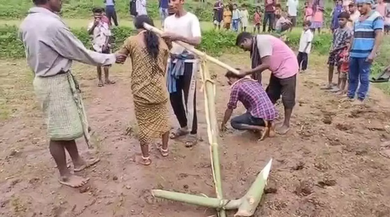 Odisha : एक ही परिवार से होने के कारण प्रेमी युगल को जबरन हल चलाने पर मजबूर किया गया Odisha : एक ही परिवार से होने के कारण प्रेमी युगल को जबरन हल चलाने पर मजबूर किया गया