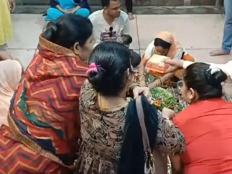 Lucknow: श्रावण के पहले दिन शिवालयों में उमड़े श्रद्धालु Lucknow: श्रावण के पहले दिन शिवालयों में उमड़े श्रद्धालु