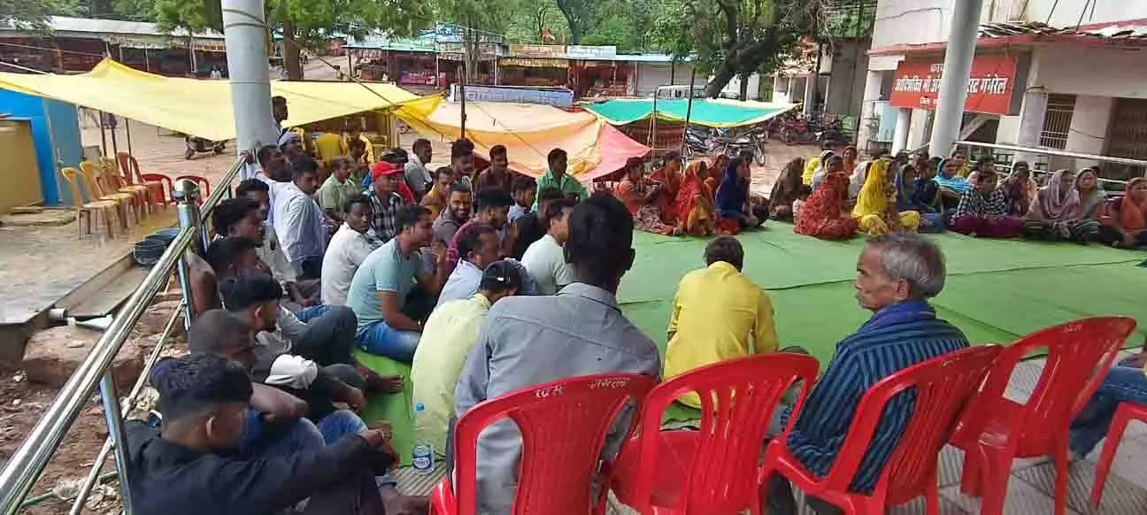रूद्री पुलिस ने गंगरेल मंदिर परिसर में दुकानदारों को किया जागरूक रूद्री पुलिस ने गंगरेल मंदिर परिसर में दुकानदारों को किया जागरूक