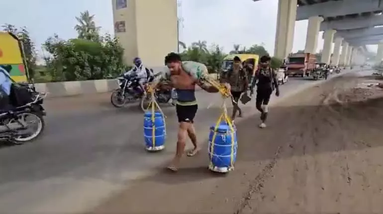 Meerut हत्याकांड के पीड़ित सौरभ राजपूत की आत्मा की मुक्ति के लिए किशोर नीले ढोल वाली कांवड़ लेकर निकला Meerut हत्याकांड के पीड़ित सौरभ राजपूत की आत्मा की मुक्ति के लिए किशोर नीले ढोल वाली कांवड़ लेकर निकला