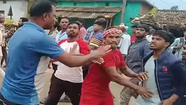 Odisha : गांजा माफिया को पकड़ने की कोशिश कर रहे पुलिसकर्मियों की पिटाई Odisha : गांजा माफिया को पकड़ने की कोशिश कर रहे पुलिसकर्मियों की पिटाई