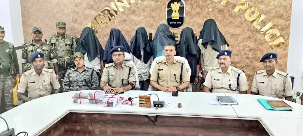 Latehar में राहुल सिंह गिरोह के 6 अपराधी गिरफ्तार Latehar में राहुल सिंह गिरोह के 6 अपराधी गिरफ्तार