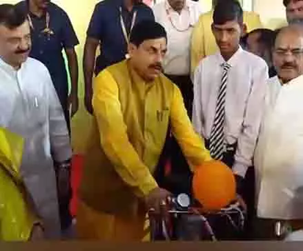 मुख्यमंत्री मोहन यादव ने छात्रों को मुफ्त साइकिलें बांटीं, अगले महीने स्कूटी देंगे मुख्यमंत्री मोहन यादव ने छात्रों को मुफ्त साइकिलें बांटीं, अगले महीने स्कूटी देंगे