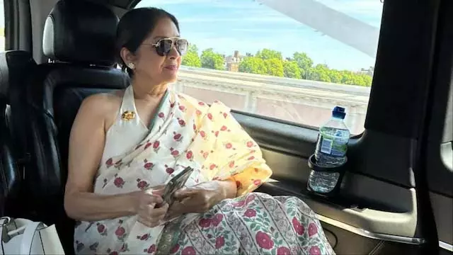 Neena Gupta : व्हाइट फ्लोरल साड़ी बनी विंबलडन का स्टाइल स्टेटमेंट Neena Gupta : व्हाइट फ्लोरल साड़ी बनी विंबलडन का स्टाइल स्टेटमेंट