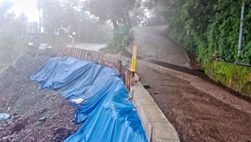 बारिश से हुए नुकसान के बाद Dharamsala-Mcleodganj सड़क 6 फीट तक संकरी हो गई बारिश से हुए नुकसान के बाद Dharamsala-Mcleodganj सड़क 6 फीट तक संकरी हो गई