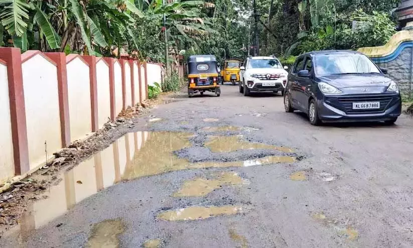 Kerala : सड़क पर गड्ढे में गिरने से एक और हादसा, दो लोग घायल Kerala : सड़क पर गड्ढे में गिरने से एक और हादसा, दो लोग घायल