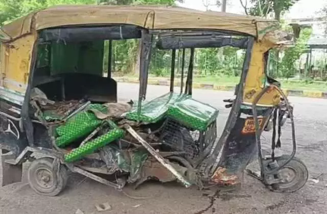 Kurukshetra में तेज़ रफ्तार कार ने मारी स्कूल ऑटो को टक्कर, 9 घायल Kurukshetra में तेज़ रफ्तार कार ने मारी स्कूल ऑटो को टक्कर, 9 घायल
