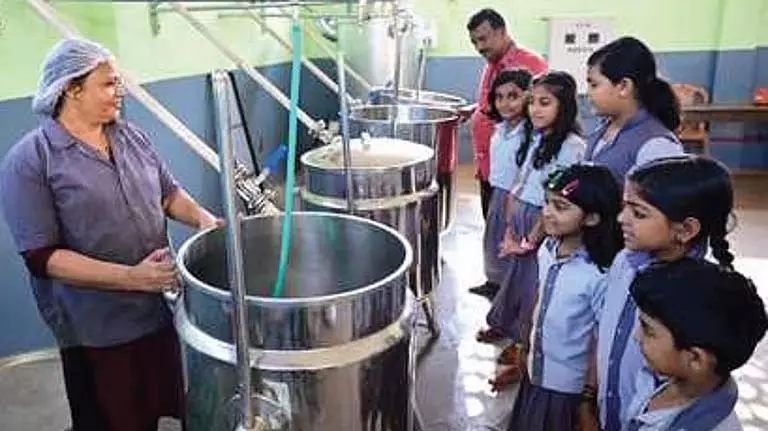 Andhra : निगम हाई स्कूल में अब बच्चों को मिलेगा हाई-टेक खाना Andhra : निगम हाई स्कूल में अब बच्चों को मिलेगा हाई-टेक खाना