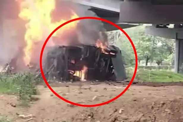 पुल से गिरे ट्रक में लगी आग, दहला देने वाला मंजर... पुल से गिरे ट्रक में लगी आग, दहला देने वाला मंजर...