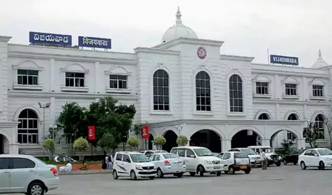 Vijayawada : कोरोमंडल एक्सप्रेस पर पुलिस की जांच गांजा चॉकलेट जब्त Vijayawada : कोरोमंडल एक्सप्रेस पर पुलिस की जांच गांजा चॉकलेट जब्त