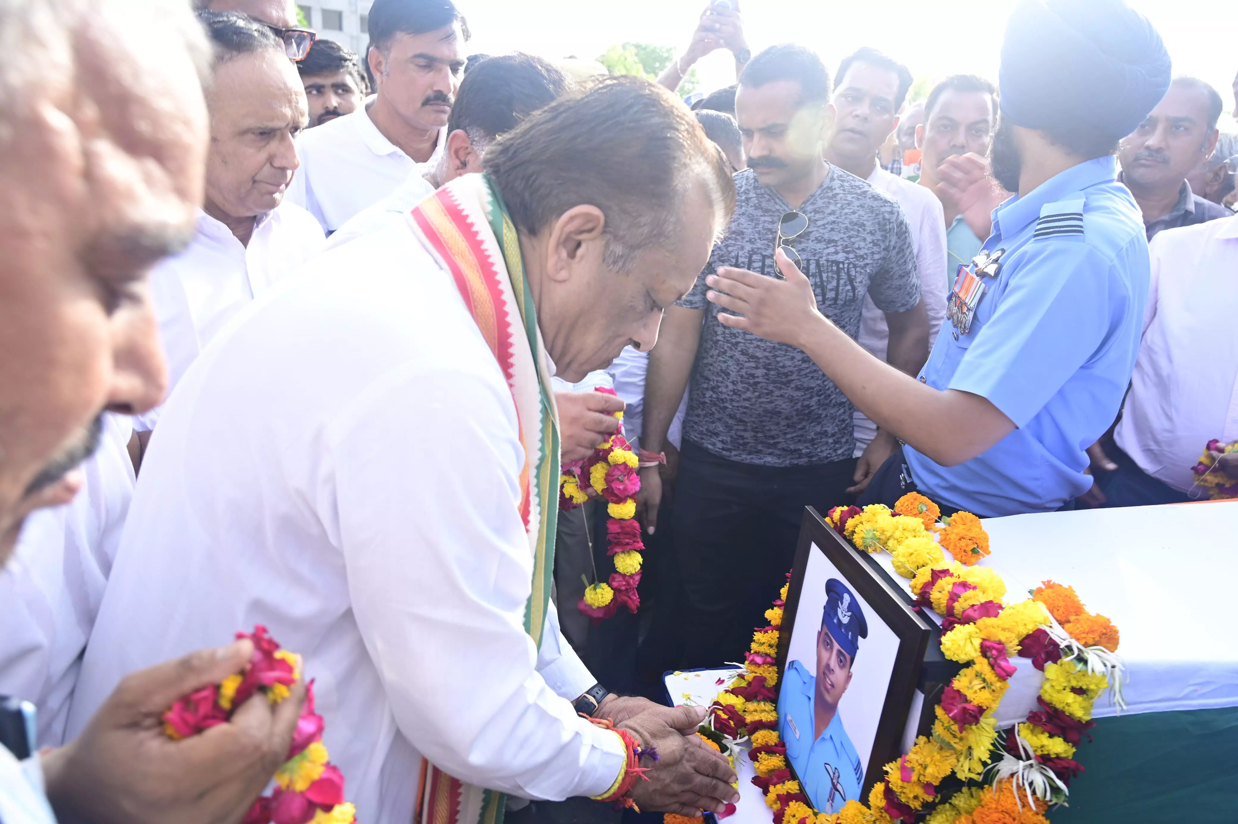 Jaipur : फ्लाइट लेफ्टिनेंट ऋषिराज को पशुपालन मंत्री ने दी विनम्र श्रद्धांजलि Jaipur : फ्लाइट लेफ्टिनेंट ऋषिराज को पशुपालन मंत्री ने दी विनम्र श्रद्धांजलि