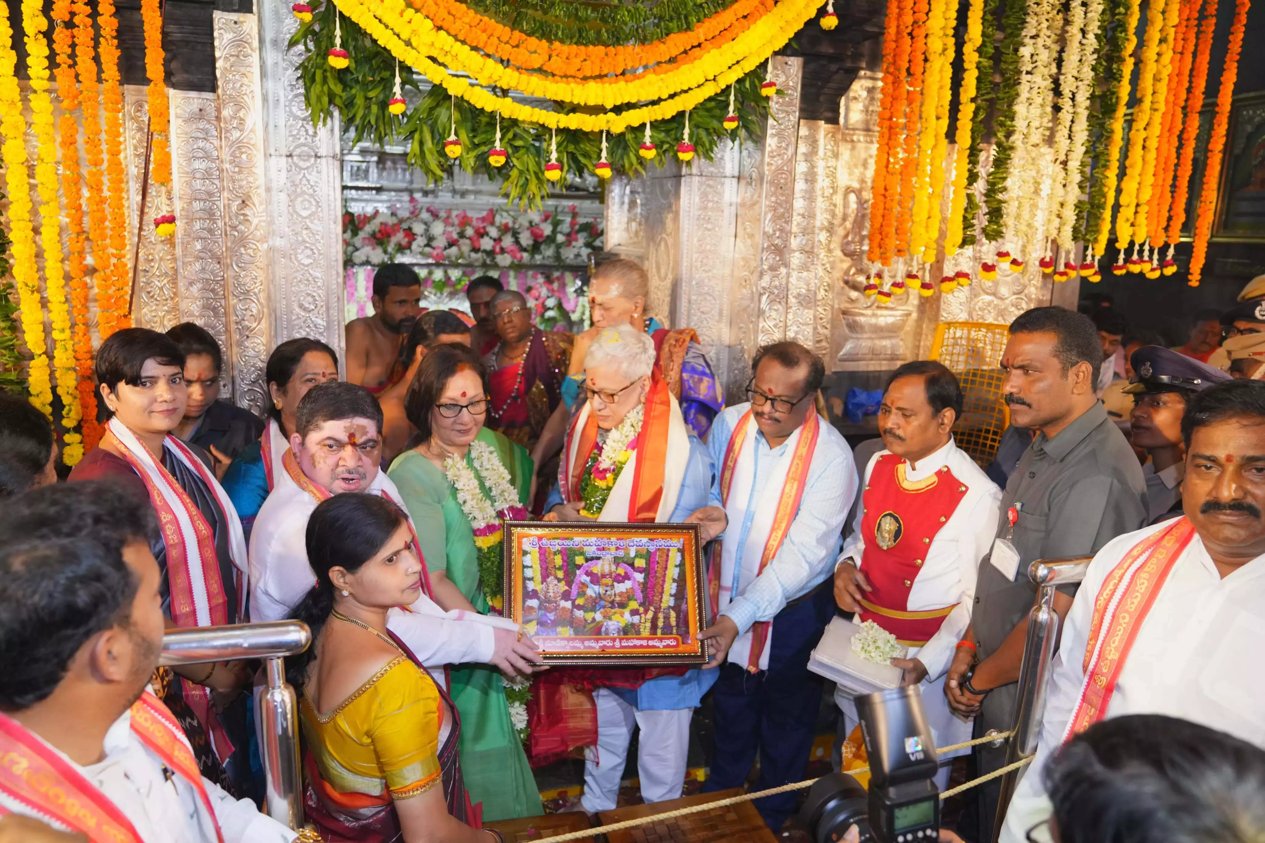 Bonalu समारोह: राज्यपाल दंपत्ति ने श्री उज्जैनी महांकाली मंदिर में विशेष प्रार्थना की Bonalu समारोह: राज्यपाल दंपत्ति ने श्री उज्जैनी महांकाली मंदिर में विशेष प्रार्थना की