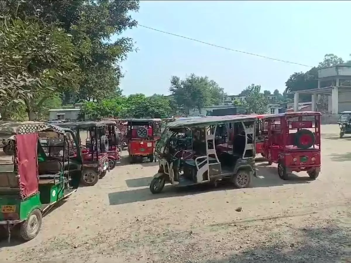 Farrukhabad: ई-रिक्शा चालकों की मनमानी, नियमों की उड़ाई धज्जियां Farrukhabad: ई-रिक्शा चालकों की मनमानी, नियमों की उड़ाई धज्जियां