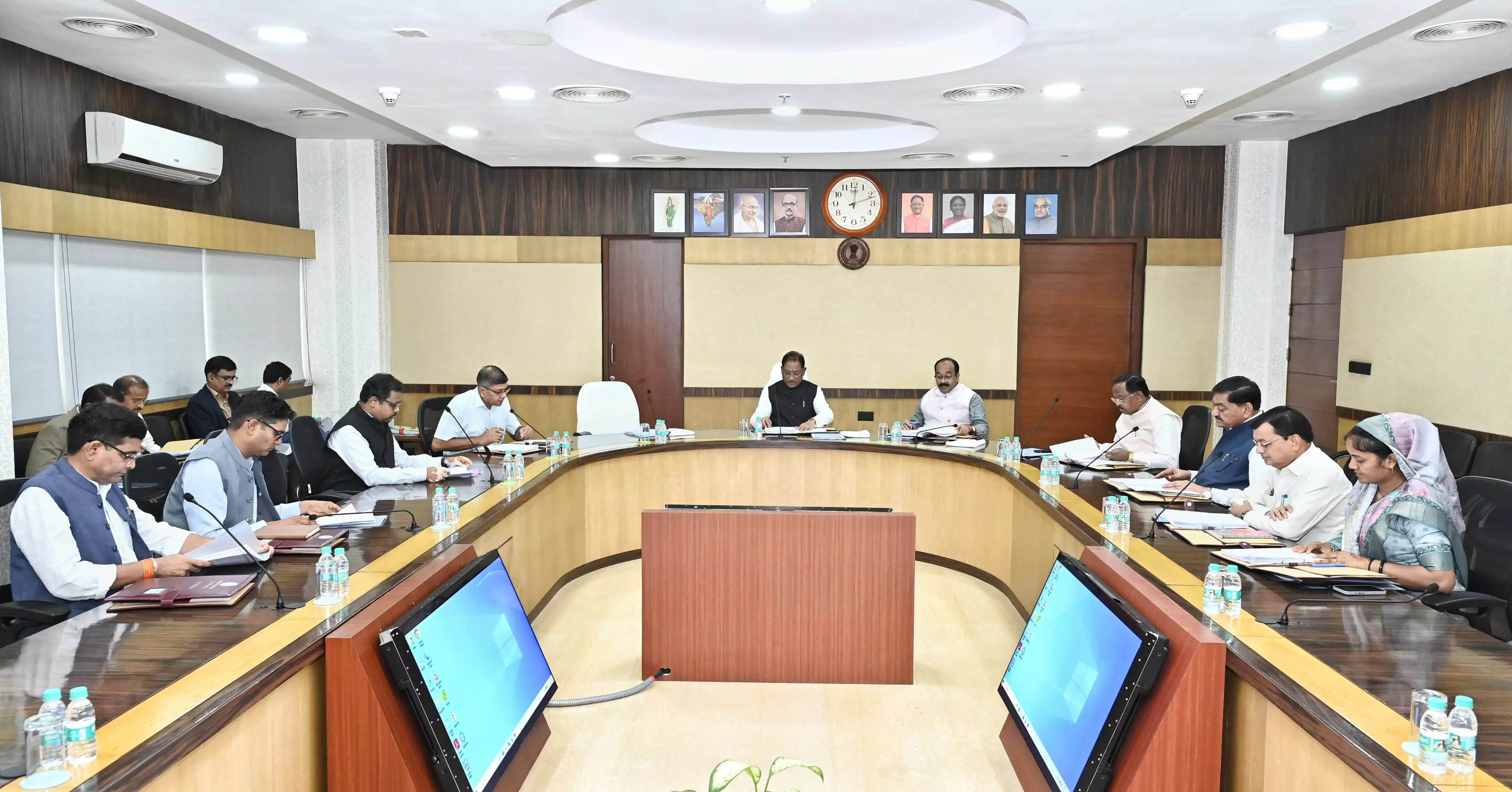 रायपुर, दुर्ग-भिलाई और अटल नगर में तेजी से बढ़ रही आबादी, विकास के लिए साय सरकार ने लिया बड़ा फैसला रायपुर, दुर्ग-भिलाई और अटल नगर में तेजी से बढ़ रही आबादी, विकास के लिए साय सरकार ने लिया बड़ा फैसला
