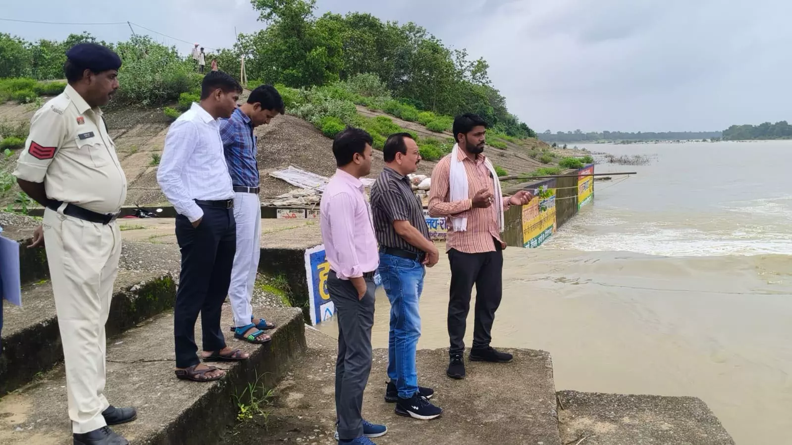 प्रशासन टीम नें बाढ़ संभावित क्षेत्रों का किया निरीक्षण, कर्मचारियों को अलर्ट रहने के निर्देश प्रशासन टीम नें बाढ़ संभावित क्षेत्रों का किया निरीक्षण, कर्मचारियों को अलर्ट रहने के निर्देश