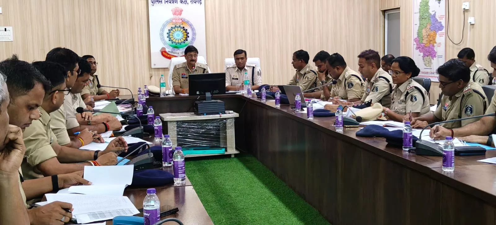 आईजी डॉ. संजीव शुक्ला ने रायगढ़ पुलिस के अधिकारियों की बैठक ली आईजी डॉ. संजीव शुक्ला ने रायगढ़ पुलिस के अधिकारियों की बैठक ली