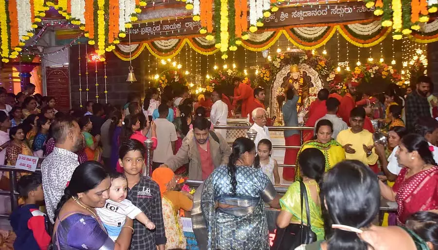 Guru Purnima: गुरु और ईश्वर की याद में डूबे लोग Guru Purnima: गुरु और ईश्वर की याद में डूबे लोग