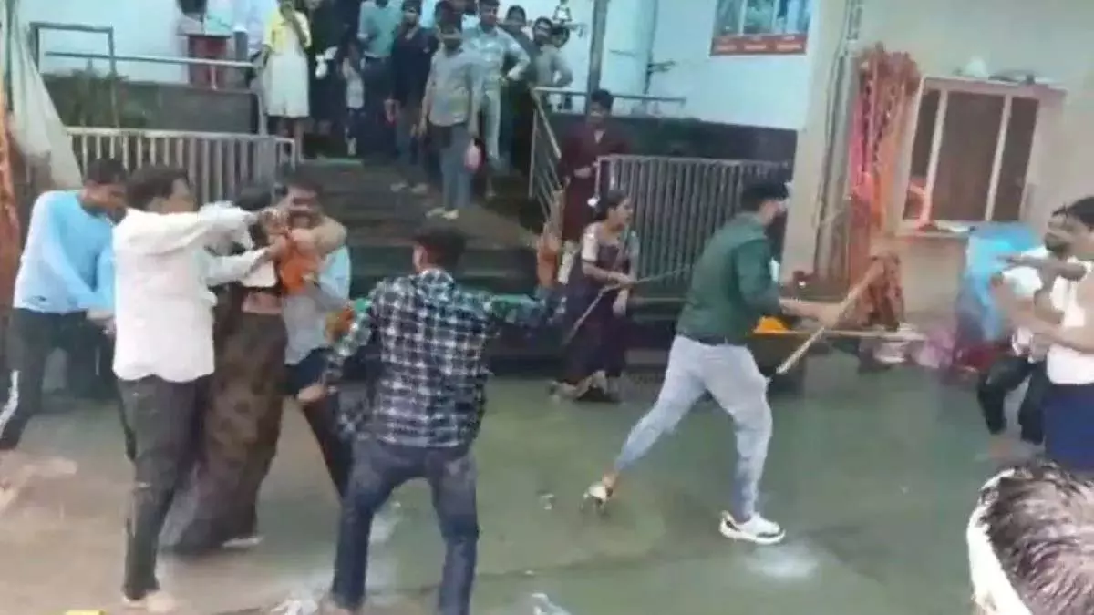 खाटू श्याम मंदिर में श्रद्धालुओं और दुकानदारों के बीच मारपीट, पुलिस ने चार को किया गिरफ्तार खाटू श्याम मंदिर में श्रद्धालुओं और दुकानदारों के बीच मारपीट, पुलिस ने चार को किया गिरफ्तार