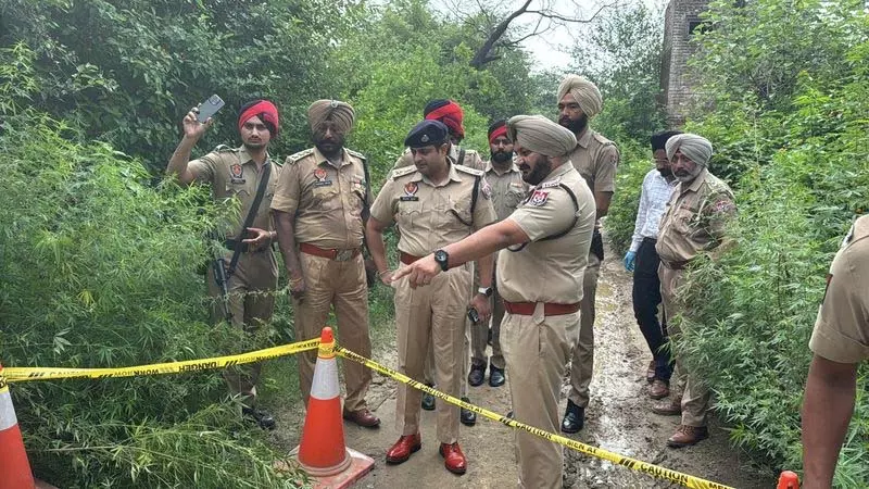 Kapurthala पुलिस ने भागने की कोशिश नाकाम की, हथियारों का जखीरा बरामद Kapurthala पुलिस ने भागने की कोशिश नाकाम की, हथियारों का जखीरा बरामद
