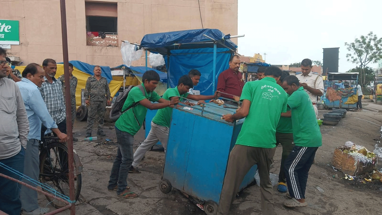 Corporation action: बिरसा मुंडा बस स्टैंड से हटायी गयी अवैध दुकानें Corporation action: बिरसा मुंडा बस स्टैंड से हटायी गयी अवैध दुकानें