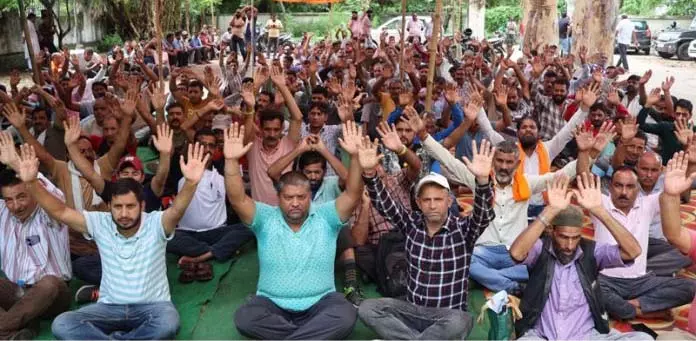 PDD के दैनिक वेतनभोगी कर्मचारियों का विरोध प्रदर्शन और भूख हड़ताल जारी PDD के दैनिक वेतनभोगी कर्मचारियों का विरोध प्रदर्शन और भूख हड़ताल जारी