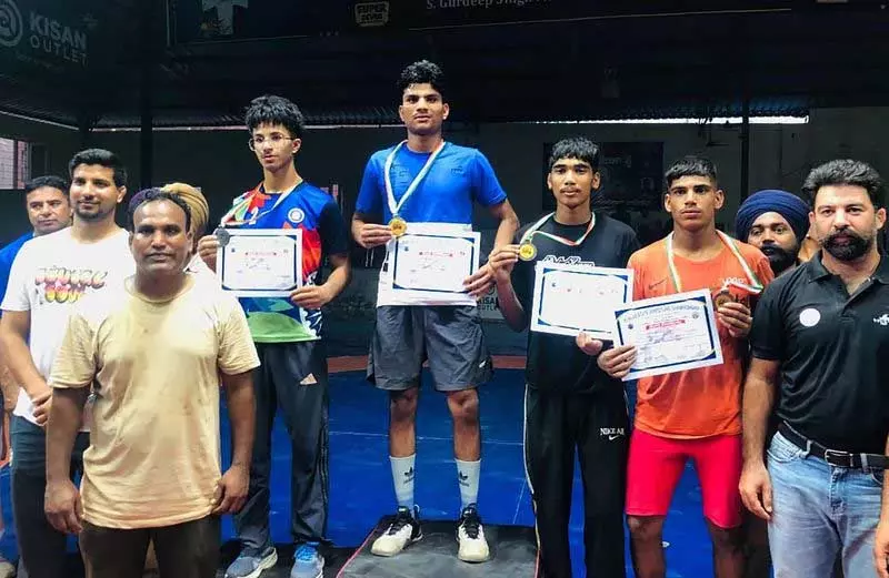 कुश्ती में राज्य स्तरीय स्वर्ण पदक जीतने के बाद, Maksudan का किशोर राष्ट्रीय स्तर पर प्रतिस्पर्धा करेगा कुश्ती में राज्य स्तरीय स्वर्ण पदक जीतने के बाद, Maksudan का किशोर राष्ट्रीय स्तर पर प्रतिस्पर्धा करेगा