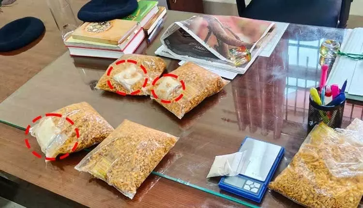 Khordha : नमकीन फैक्ट्री से 15 लाख की ब्राउन शुगर जब्त, दो गिरफ्तार Khordha : नमकीन फैक्ट्री से 15 लाख की ब्राउन शुगर जब्त, दो गिरफ्तार